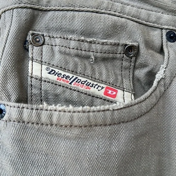 Diesel Industry Denim Division “For Successful Living” Slim-Carrot Jeans size 27